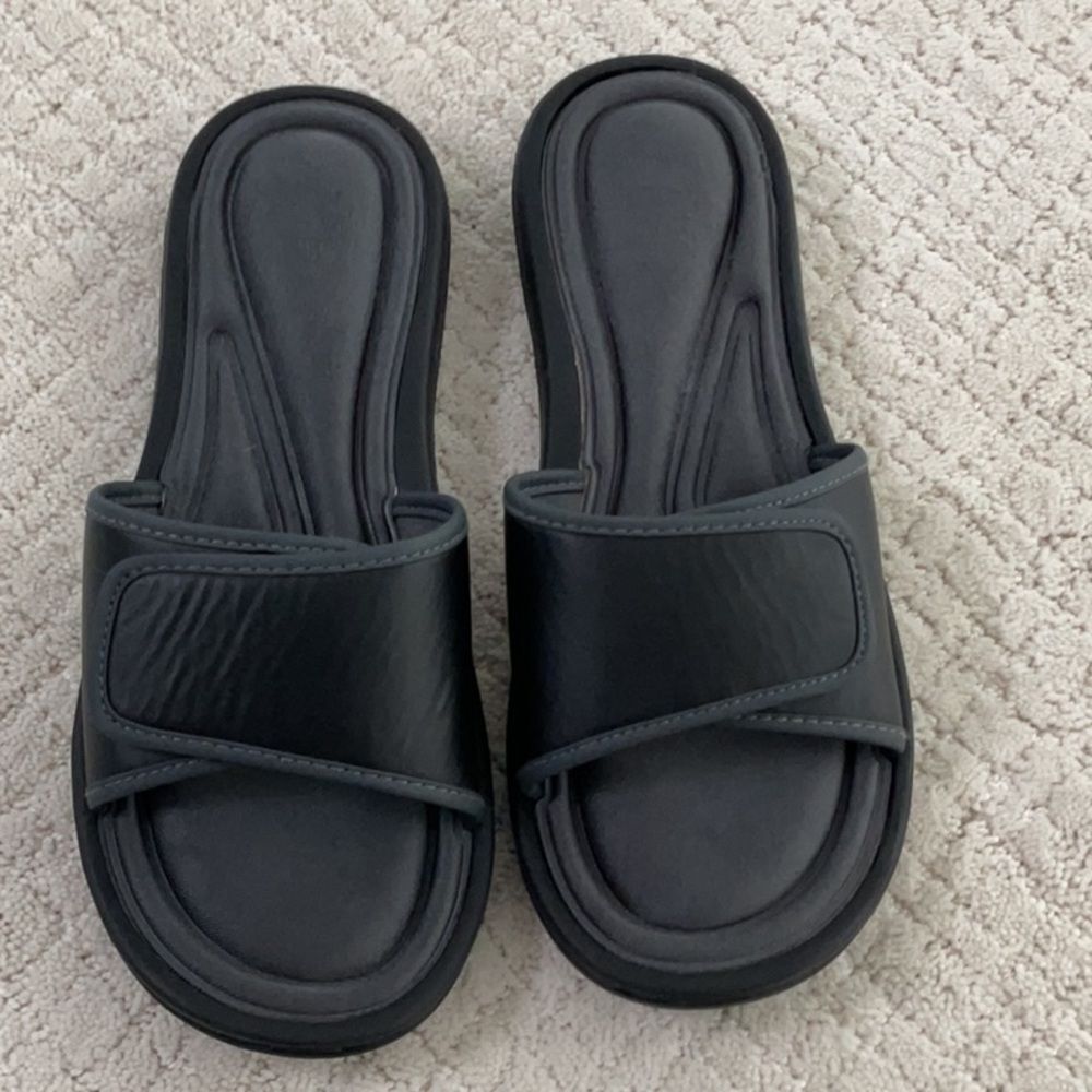 Memory foam slippers size medium men’s. EUC